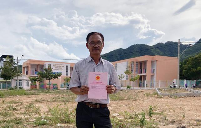 Ông Trương Quí chia sẻ niềm vui khi nhận được sổ đỏ. Ông Trương Quí chia sẻ niềm vui khi nhận được sổ đỏ.