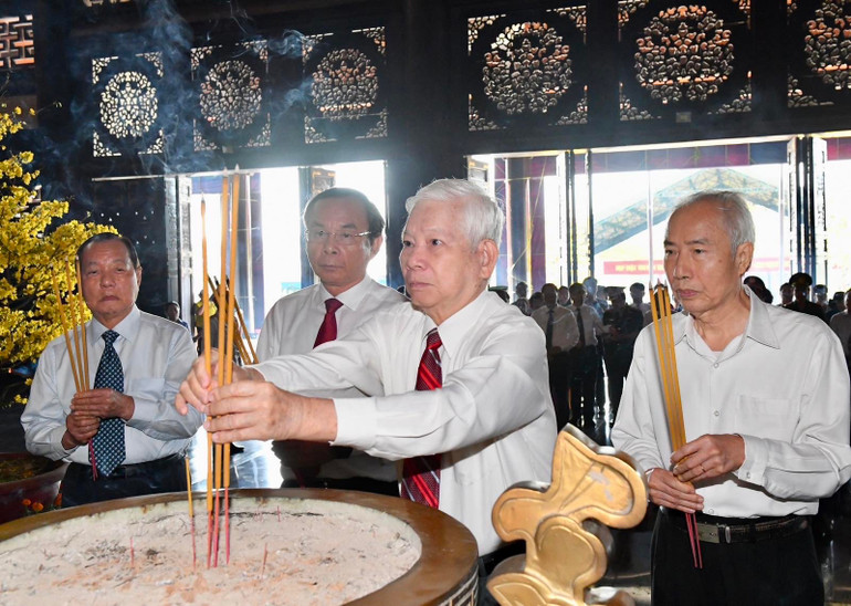 Các đại biểu dâng hương tưởng niệm các Anh hùng liệt sĩ.