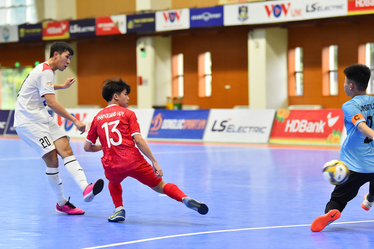 Chỉ sau ít phút, Nguyễn Thịnh Phát có cho mình cú đúp khi tự tin dứt điểm trước cầu thủ phòng ngự bên phía đội chủ nhà, hạ gục thủ môn Bùi Ngọc Long lần thứ 2 trong trận đấu. Chỉ sau ít phút, Nguyễn Thịnh Phát có cho mình cú đúp khi tự tin dứt điểm trước cầu thủ phòng ngự bên phía đội chủ nhà, hạ gục thủ môn Bùi Ngọc Long lần thứ 2 trong trận đấu.