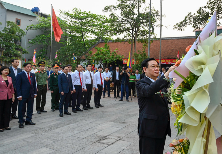 Chủ tịch Quốc hội Vương Đình Huệ dâng hoa tưởng nhớ Đức Thủy Tổ Kinh Dương Vương.