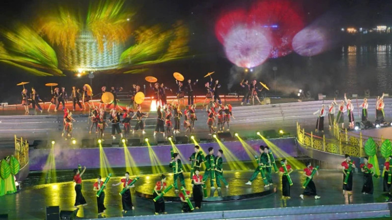 Tiết mục “Tình ca Tây Nguyên” giữa dòng sông Hương thơ mộng. Tiết mục “Tình ca Tây Nguyên” giữa dòng sông Hương thơ mộng.