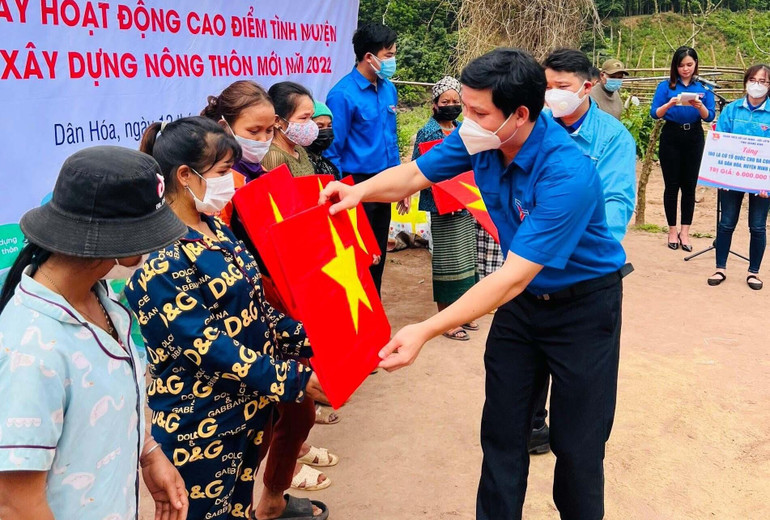 Bí thư Tỉnh Đoàn Quảng Bình Đặng Đại Bàng tặng cờ Tổ quốc cho đồng bào vùng biên giới.