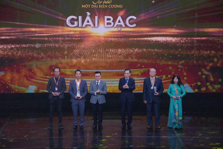 Các đồng chí Lê Quốc Minh và Lê Hoài Trung trao giải Bạc cho các tác giả.