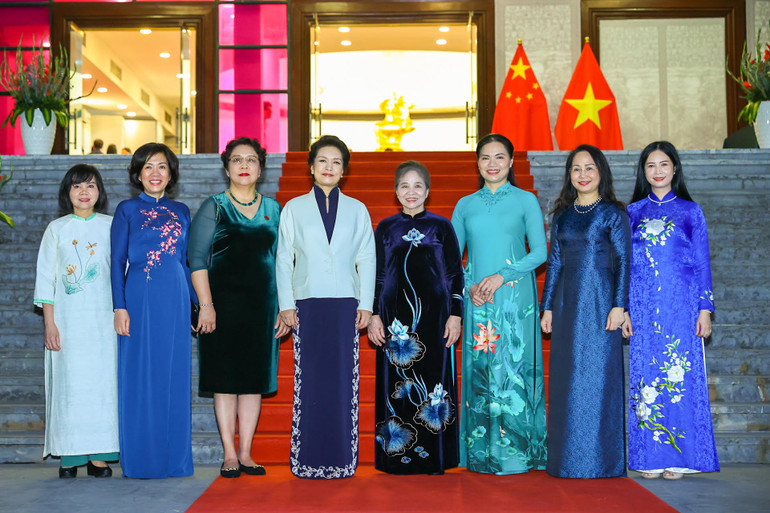 Hai Phu nhân chụp ảnh lưu niệm với các đại biểu tại bảo tàng phụ nữ Việt Nam.