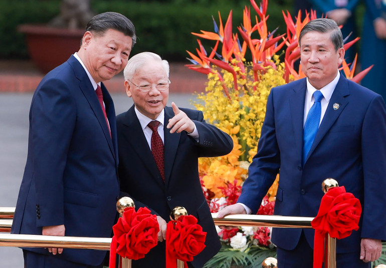 Tổng Bí thư Nguyễn Phú Trọng và Tổng Bí thư, Chủ tịch Trung Quốc Tập Cận Bình tại lễ đón.