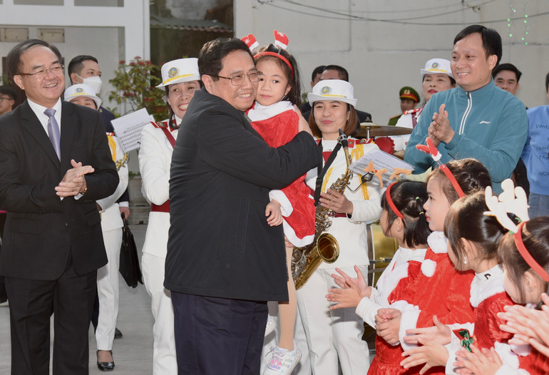 Thủ tướng Phạm Minh Chính với giáo dân Giáo xứ Bắc Giang. Thủ tướng Phạm Minh Chính với giáo dân Giáo xứ Bắc Giang.