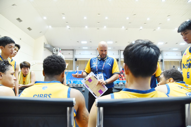 Tân huấn luyện viên Predrag Lukic của Nha Trang Dolphins có những dặn dò kỹ lưỡng tới các học trò trước khi trận đấu bắt đầu.