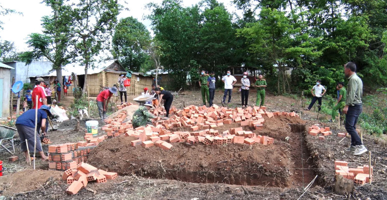 Khởi công xây dựng ngôi nhà mới cho gia đình anh A Ghi, thôn Đắk Wek, xã Đắk Pxi, huyện Đắk Hà.