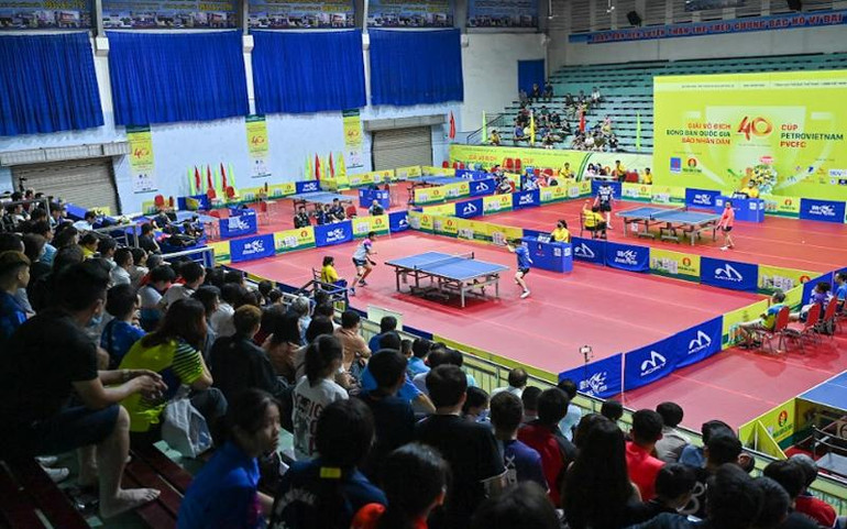 Trận đấu gay cấn và kịch tính giữa hai tay vợt Lê Đình Đức (Hà Nội 1) và Đoàn Bá Tuấn Anh (Long Hải-Hải Dương 1). Khán giả tại nhà thi đấu thể thao tỉnh Gia Lai theo dõi từng đường bóng, cổ vũ nhiệt tình cho hai tay vợt.