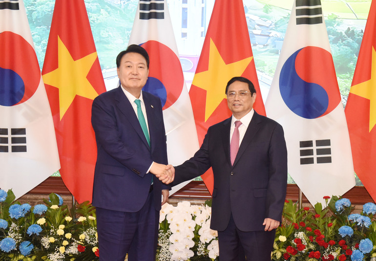 Thủ tướng Phạm Minh Chính và Tổng thống Hàn Quốc Yoon Suk Yeol chụp ảnh chung.