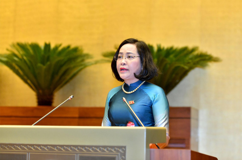 Trưởng Ban Công tác đại biểu thuộc Ủy ban Thường vụ Quốc hội Nguyễn Thị Thanh trình bày Tờ trình về dự kiến danh sách những người được lấy phiếu tín nhiệm chiều 24-10. (Ảnh: ĐĂNG KHOA)