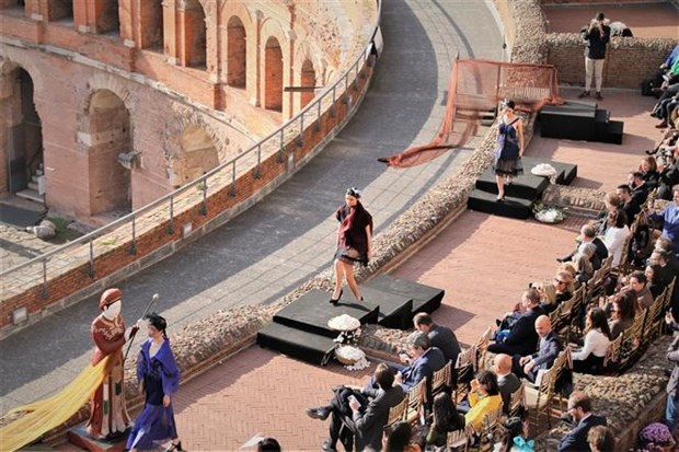 Trình diễn thời trang tại sự kiện khai mạc 50 năm quan hệ ngoại giao Việt Nam-Italia. (Ảnh:TTXVN)