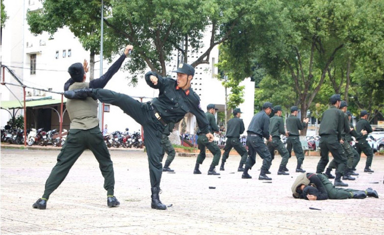 Cán bộ, chiến sĩ Tiểu đoàn Cảnh sát cơ động dự bị chiến đấu biểu diễn võ thuật. Cán bộ, chiến sĩ Tiểu đoàn Cảnh sát cơ động dự bị chiến đấu biểu diễn võ thuật.