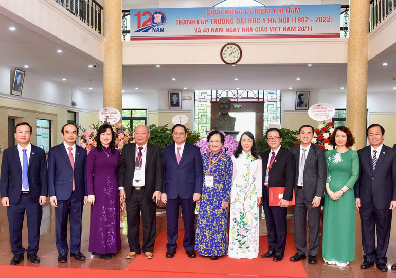 Thủ tướng Phạm Minh Chính với các đại biểu tham dự hội nghị.