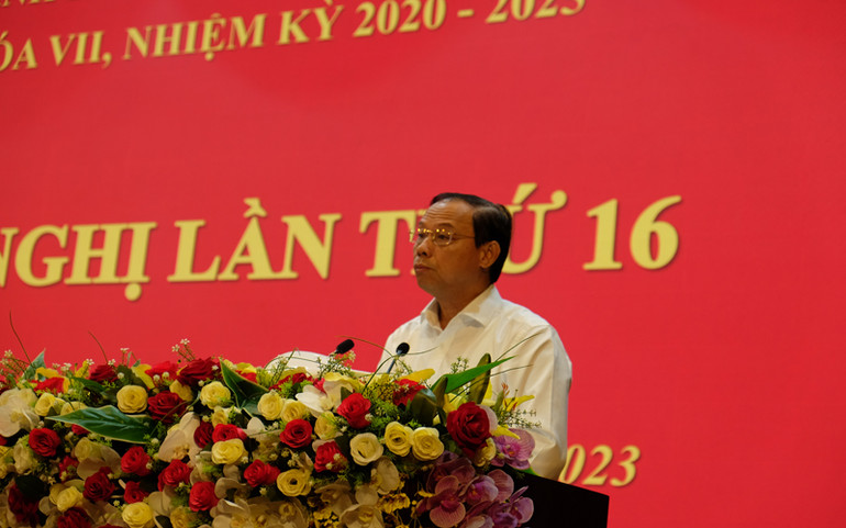 Đồng chí Nguyễn Văn Thọ Chủ tịch Ủy ban nhân dân tỉnh báo cáo tình hình kinh tế-xã hội 6 tháng đầu năm, phương hướng nhiệm vụ 6 tháng cuối năm 2023.