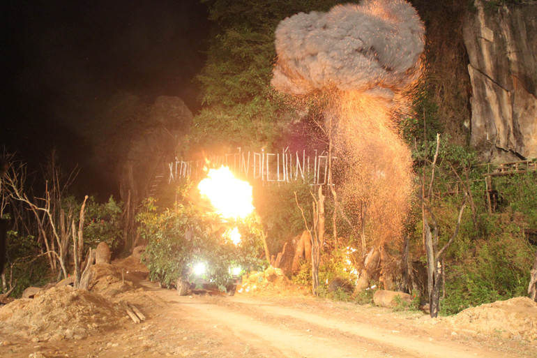 Tái hiện hình ảnh xe vận tải trên đường Trường Sơn vượt mưa bom bão đạn chi viện đạn dược, lương thực cho chiến trường miền Nam.