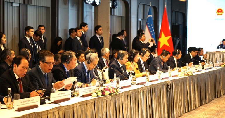 Các đại biểu Việt Nam dự cuộc Tọa đàm sáng nay lắng nghe ý kiến tham luận trao đổi của đại diện cộng đồng doanh nghiệp hai nước nhằm thúc đấy hợp tác trên nhiều lĩnh vực. (Ảnh: VĂN CHÚC)