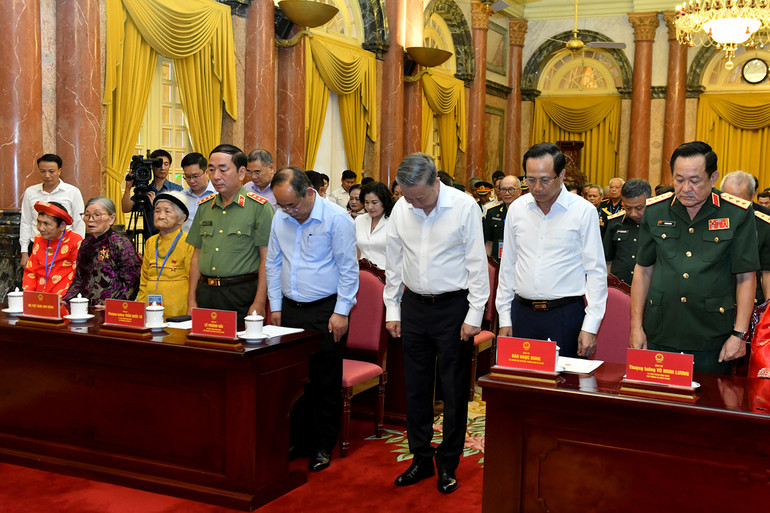 Chủ tịch nước Tô Lâm và các đại biểu thực hiện nghi thức tưởng niệm Tổng Bí thư Nguyễn Phú Trọng vừa mới từ trần.