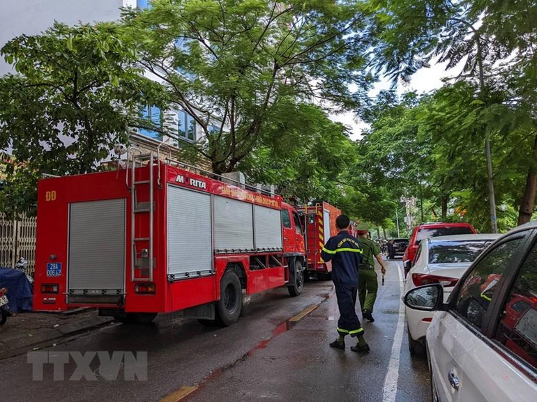 Trong quá trình tham gia chữa cháy, cứu nạn, cứu hộ, có 3 chiến sĩ Cảnh sát thuộc Đội Cảnh sát Phòng cháy chữa cháy và Cứu nạn cứu hộ Công an quận Cầu Giấy đã hy sinh. (Ảnh: TTXVN)