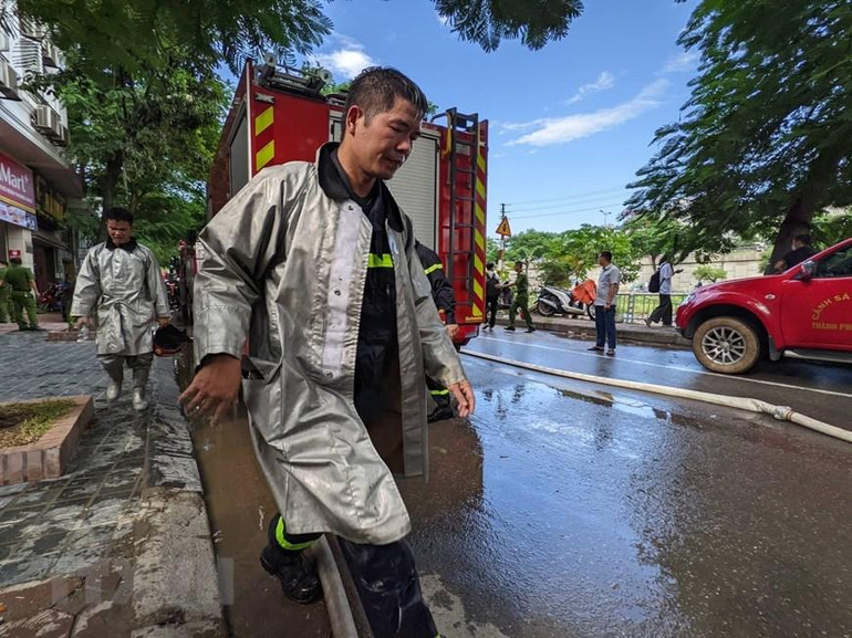 Lực lượng cứu hộ được điều đến hiện trường vụ cháy. (Ảnh: TTXVN)