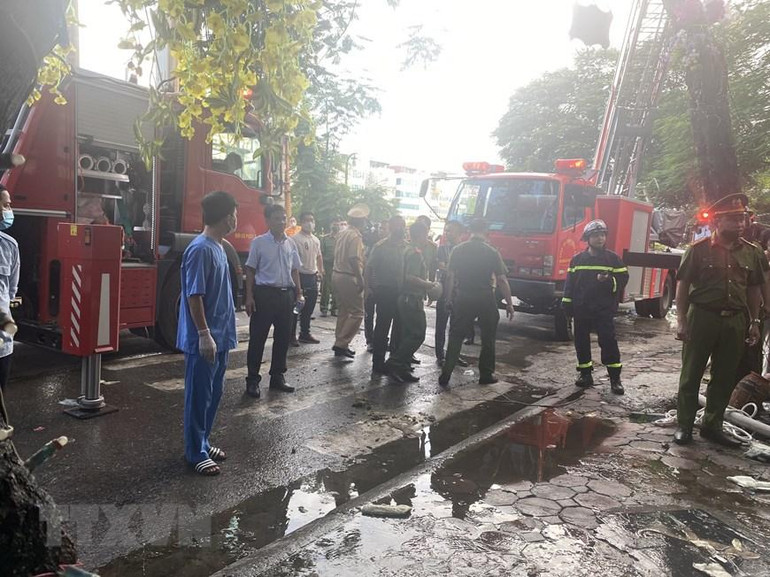 Cảnh sát phòng cháy chữa cháy và cứu nạn, cứu hộ tại hiện trường vụ cháy. (Ảnh: TTXVN)