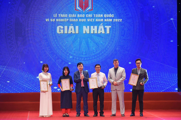 Thứ trưởng Thông tin và Truyền thông Nguyễn Thanh Lâm và ông Rick Benett - Phó Hiệu trưởng Trường Đại học Anh quốc Việt Nam trao giải cho các tác giả đoạt giải Nhất.