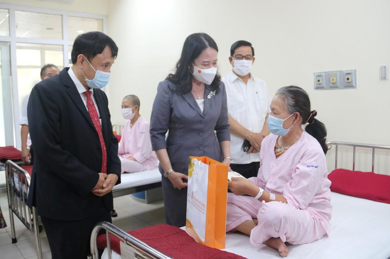 Phó Chủ tịch nước Võ Thị Ánh Xuân thăm hỏi, tặng quà cho các bệnh nhân nặng đang điều trị tại Bệnh viện Trung ương Huế. Phó Chủ tịch nước Võ Thị Ánh Xuân thăm hỏi, tặng quà cho các bệnh nhân nặng đang điều trị tại Bệnh viện Trung ương Huế.