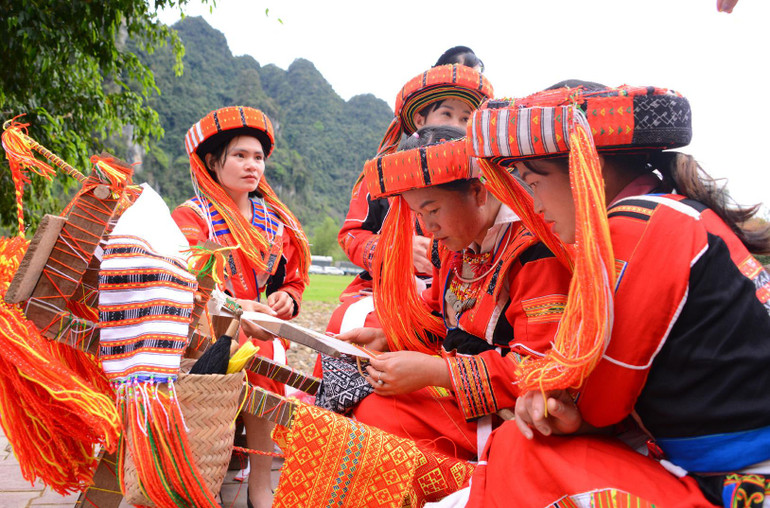 Những họa tiết tinh xảo đòi hỏi người thợ phải tỉ mỉ từng sợi dệt. Những họa tiết tinh xảo đòi hỏi người thợ phải tỉ mỉ từng sợi dệt.
