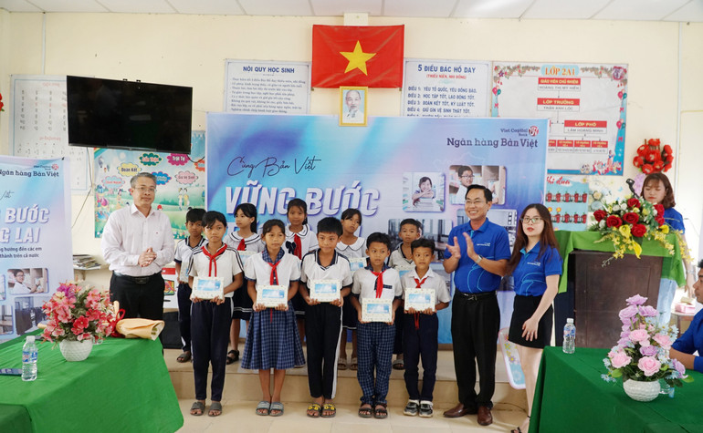 Ngân hàng Bản Việt trao tập vở cho các em học sinh dân tộc Khmer vượt khó, học giỏi.