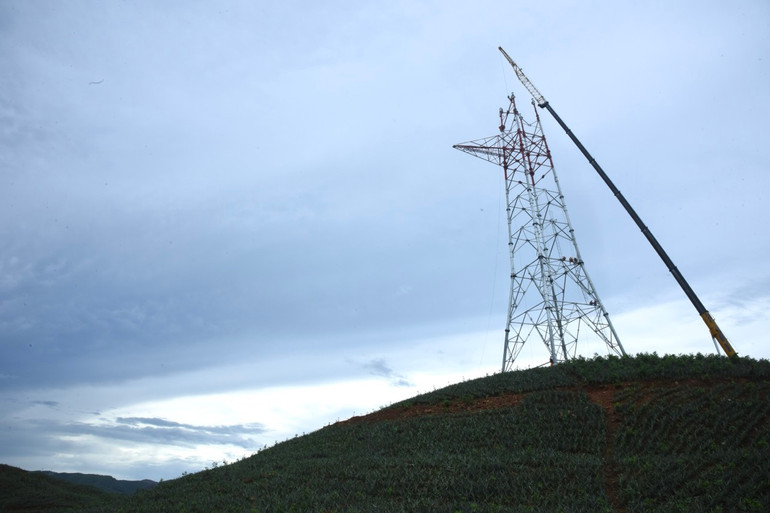 Vị trí cột 22 của Đường dây 500kV Quỳnh Lưu - Thanh Hoá đang được thi công.