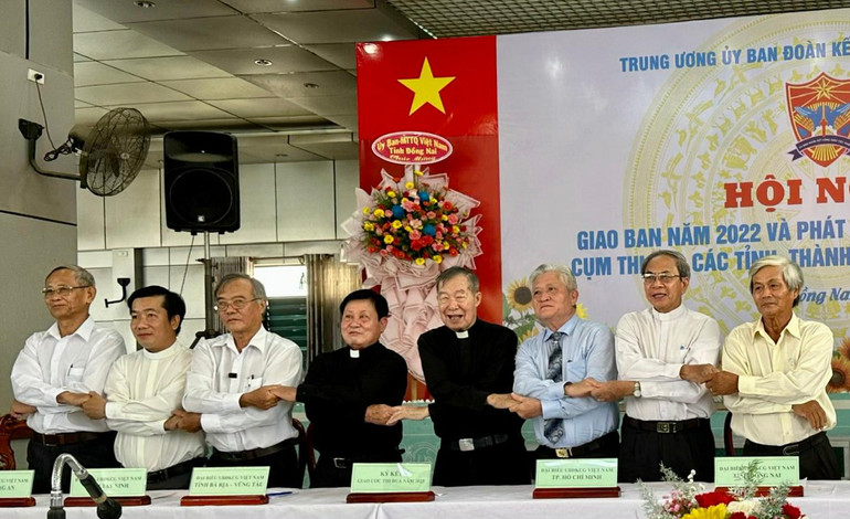 Đại diện Ủy ban Đoàn kết Công giáo các tỉnh, thành phố Cụm miền Đông Nam Bộ bắt tay sau khi ký kết giao ước thi đua năm 2023.