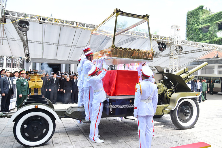 Linh xa chuẩn bị đưa linh cữu Tổng Bí thư Nguyễn Phú Trọng rời Nhà tang lễ Quốc gia về Nghĩa trang Mai Dịch (thành phố Hà Nội).