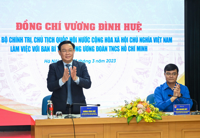 Chủ tịch Quốc hội Vương Đình Huệ và Bí thư thứ nhất Trung ương Đoàn Bùi Quang Huy chủ trì buổi làm việc.