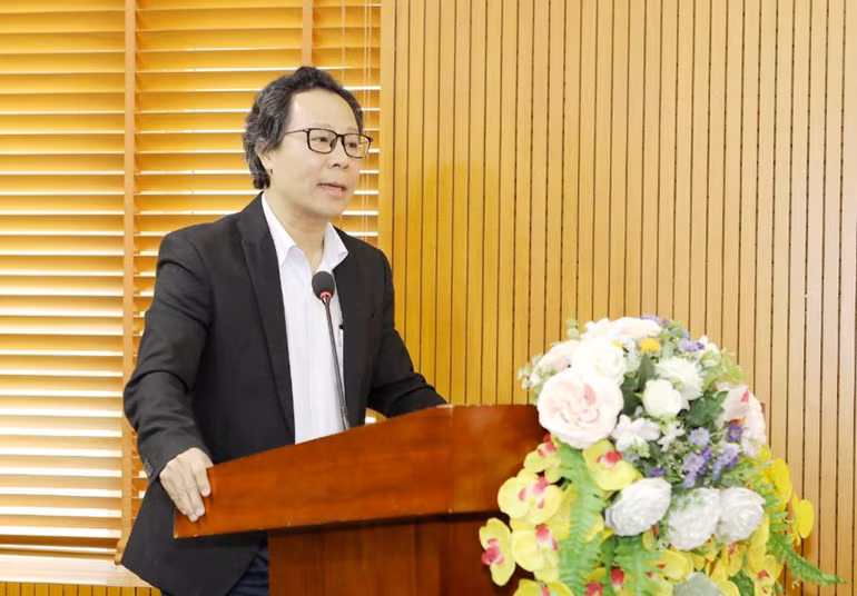 Ông Vũ Mai Hoàng, Trưởng ban Nhân Dân Cuối tuần kết luận buổi tọa đàm.