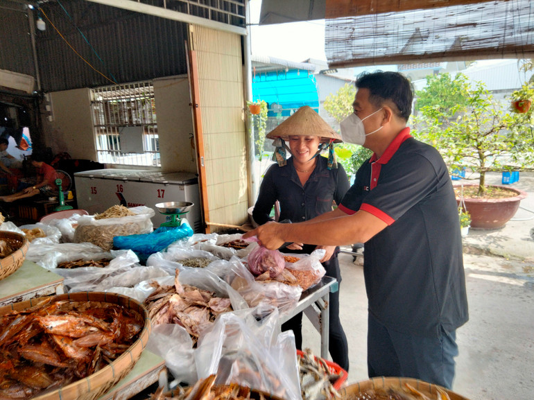 Cơ sở cá khô Diễm Hào, khu phố Ba Hòn, thị trấn Kiên Lương, thị trấn Kiên Lương, tỉnh Kiên Lương bán khô cho khách.