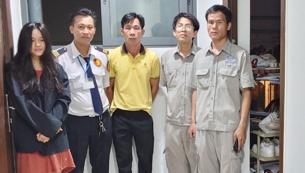 Các thành viên Đội Phòng cháy, chữa cháy cơ sở đã kịp thời dập tắt vụ cháy.