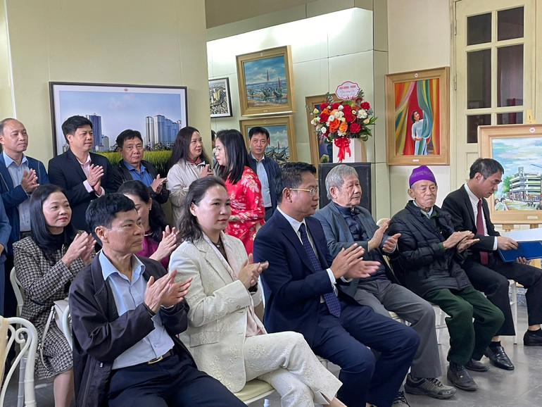 Các lãnh đạo, nguyên lãnh đạo Quận Hà Đông và khách dự lễ khai mạc triển lãm.