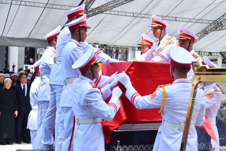 Nghi thức Quốc kỳ được phủ lên linh cữu Tổng Bí thư Nguyễn Phú Trọng.