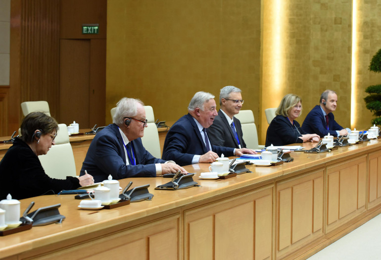 Chủ tịch Thượng viện Cộng hòa Pháp Gérard Larcher và các thành viên trong đoàn tham dự buổi tiếp.