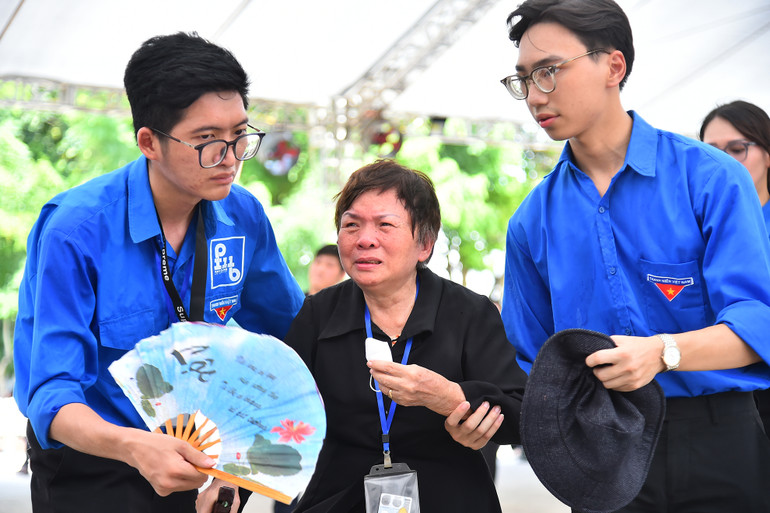 Nhiều người dân không kìm được những giọt nước mắt khi tới viếng Tổng Bí thư Nguyễn Phú Trọng.