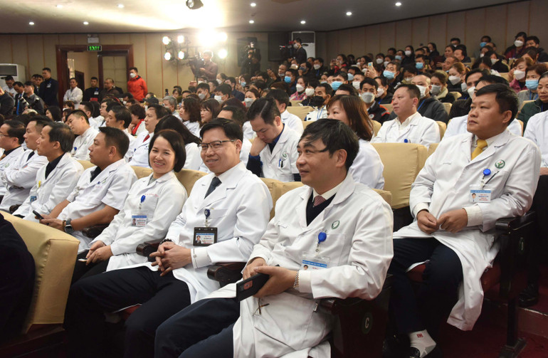 Y bác sĩ, bệnh nhân tham dự buổi lễ.