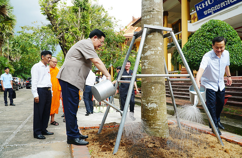 Chủ tịch Quốc hội Vương Đình Huệ và Phó Thủ tướng Chính phủ Lê Minh Khái trồng cây lưu niệm tại Trường Bổ túc Văn hóa Pali Trung cấp Nam Bộ nhân dịp Lễ Sene Dolta năm 2023.