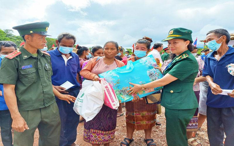 Bộ đội Biên phòng Quảng Bình tặng quà cho bà con người Lào.