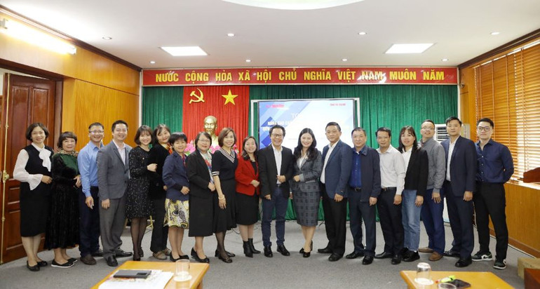 Các đại biểu dự tọa đàm chụp ảnh lưu niệm.