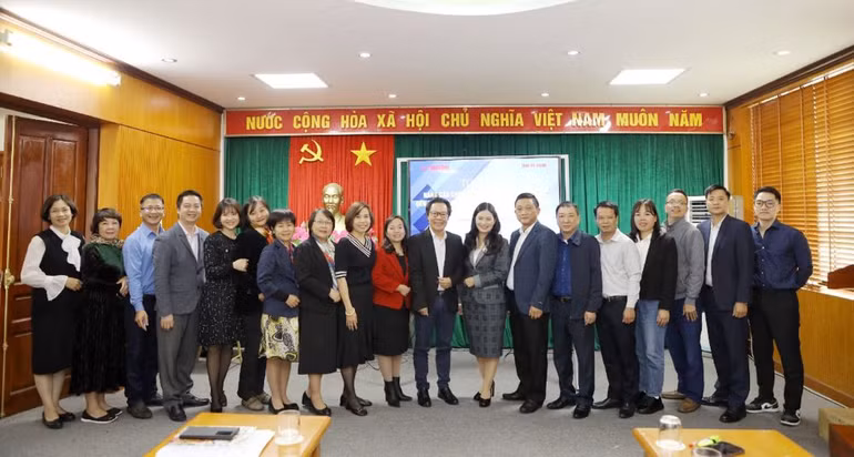 Các đại biểu dự tọa đàm chụp ảnh lưu niệm.