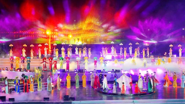 Diễn ra hơn 90 phút với sự góp mặt của gần 800 diễn viên tham gia, chương trình nghệ thuật khai mạc đã thu hút sự quan tâm của người dân và du khách. Diễn ra hơn 90 phút với sự góp mặt của gần 800 diễn viên tham gia, chương trình nghệ thuật khai mạc đã thu hút sự quan tâm của người dân và du khách.