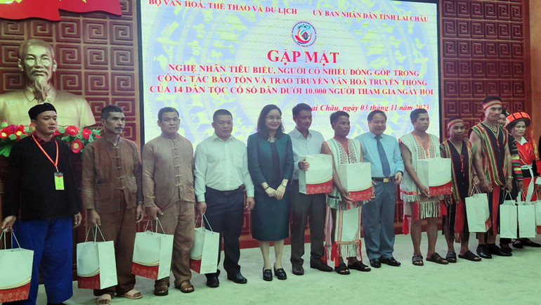 Tặng quà cho các nghệ nhân có nhiều đóng góp