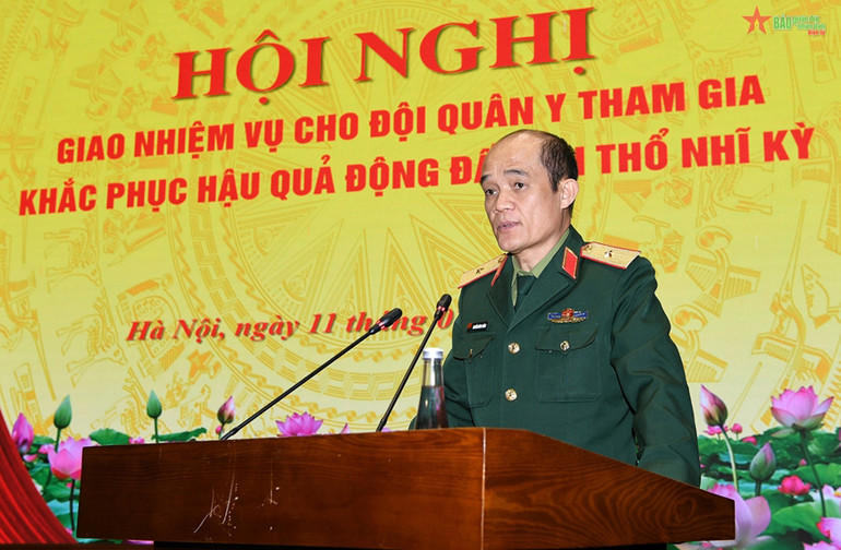 Thiếu tướng Nguyễn Hùng Thắng, Phó Chủ nhiệm, Tham mưu trưởng Tổng cục Hậu cần phát biểu giao nhiệm vụ cho Đội Quân y.