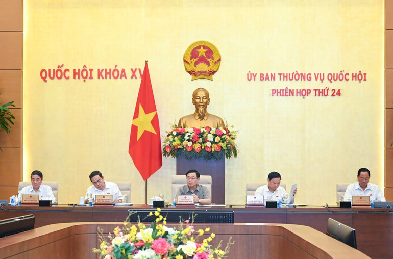 Chủ tịch Quốc hội Vương Đình Huệ và các Phó Chủ tịch Quốc hội dự phiên họp.