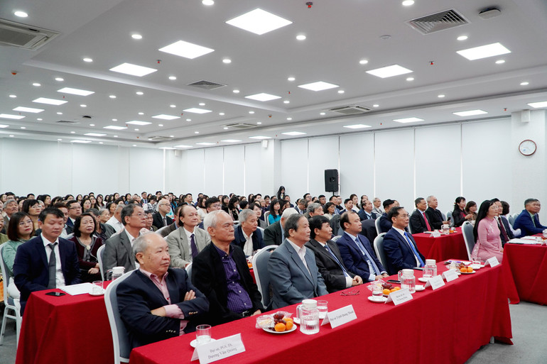 Các đại biểu tham dự buổi lễ.